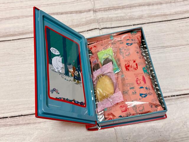 【カルディ/ムーミン ブックティン】本を開くようにふたを開ける仕様。中にお菓子が入ってます♪