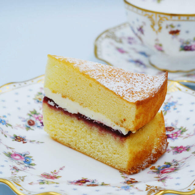 「＜Cha Tea 紅茶教室＞ラズベリーのヴィクトリアサンドウィッチケーキ」＜価格：605円＞【魅惑の英国菓子「スコーン・ウェルシュケーキ・ファッジ」も！日本初上陸スイーツも楽しめる「英国展 日本橋三越本店 2024」開催】