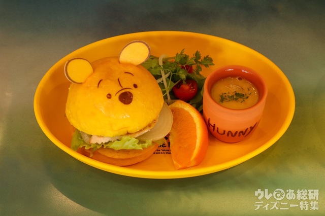 「プーさん」 ほんのりはちみつバーガー 単品：¥ 1,890（税抜）、プレート付き：¥3,480（税抜）
