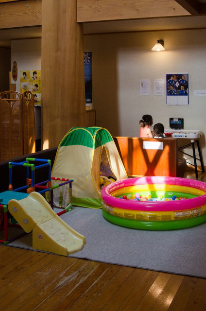 子ども向けのプレイスペース。食事までの時間を持て余しても、安心