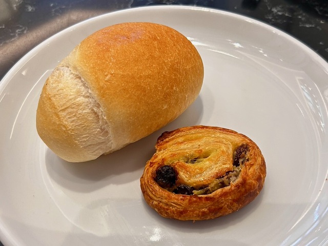 【レストラン ル ボヌール】左上のパンが塩味がきいていておいしかった