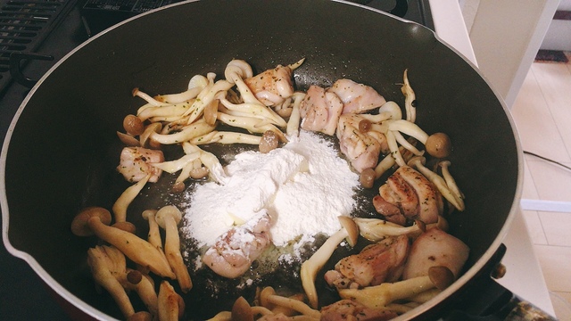 【カレー×グラタン】小麦粉、バターを入れてよくかき混ぜます