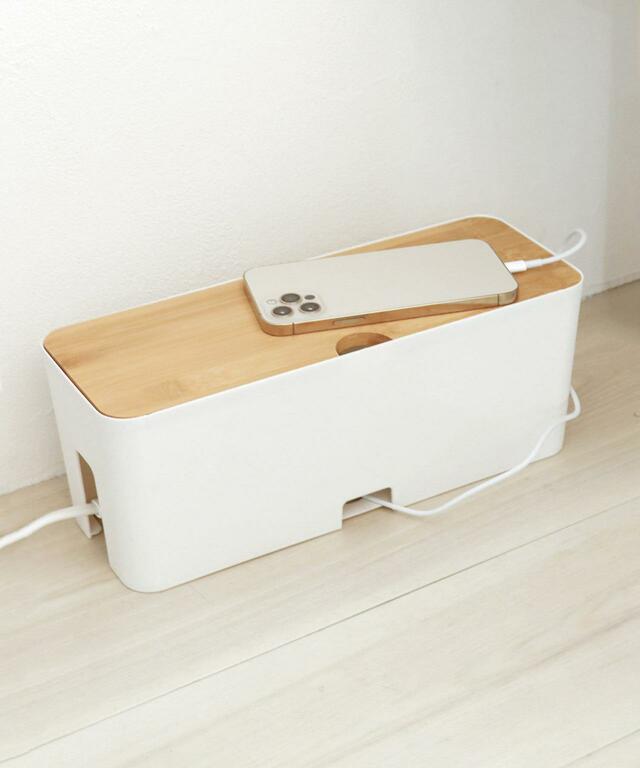 【3COINS（スリーコインズ）】6位「バンブーコンセントボックス」550円（税込）