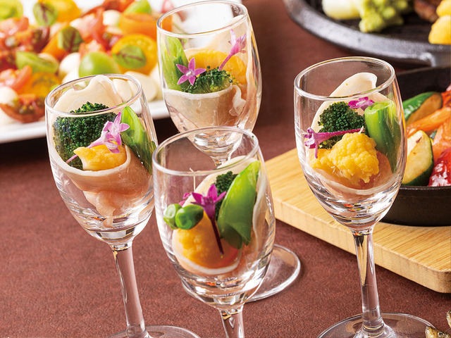 「生ハムと新鮮野菜のパフェグラス」＜期間：2026年1月9日～3月15日の金・土・日曜日＞【サーロインステーキ＆苺スイーツが食べ放題！「東京ベイ舞浜ホテル ファーストリゾート」の“金・土・日限定ディナービュッフェ”】