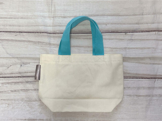 バックは装飾がないシンプルなデザイン