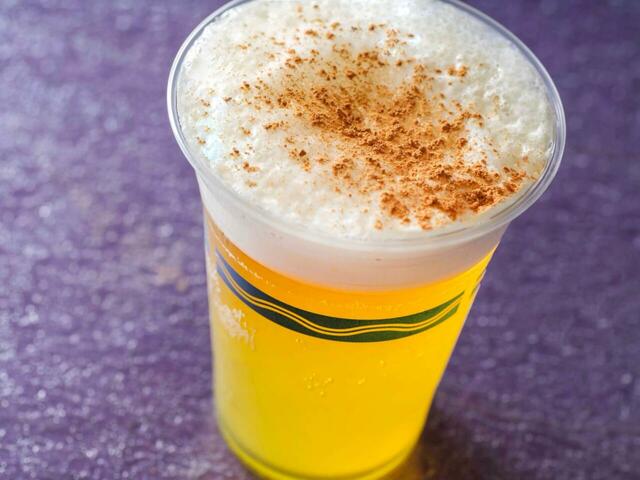 ビアカクテル（アップル＆シナモン） 830円｜東京ディズニーリゾート「ディズニー・ハロウィーン」スペシャルメニュー｜販売店舗：東京ディズニーシー「レストラン櫻 テラス席」｜販売期間：2025年9月16日（火）〜10月31日（金）