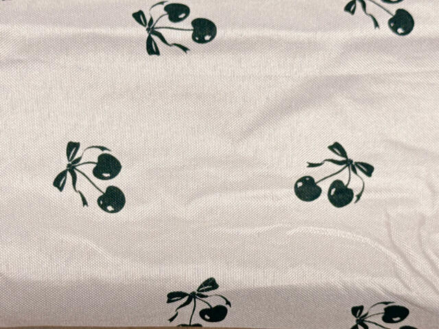 傘と同じアイシーピンクをベースに、ブラックチェリーの総柄デザイン！