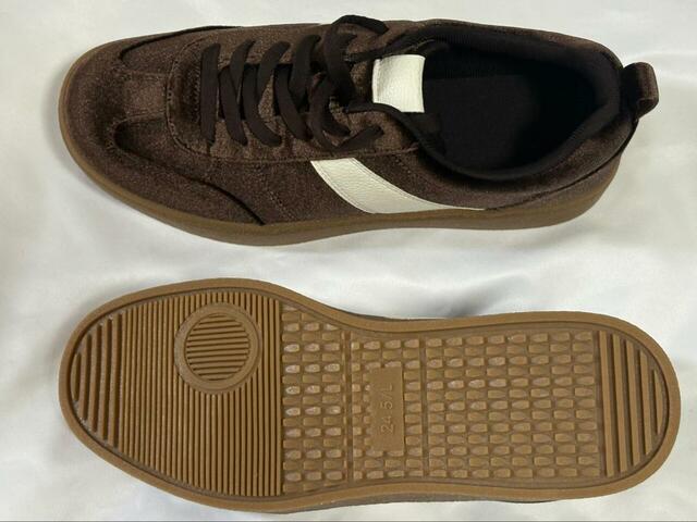 【GU ベロアスニーカー】カラーはブラック、ベージュ、ダークブラウン、ダークグリーンの4展開。深みのある色が揃います◎