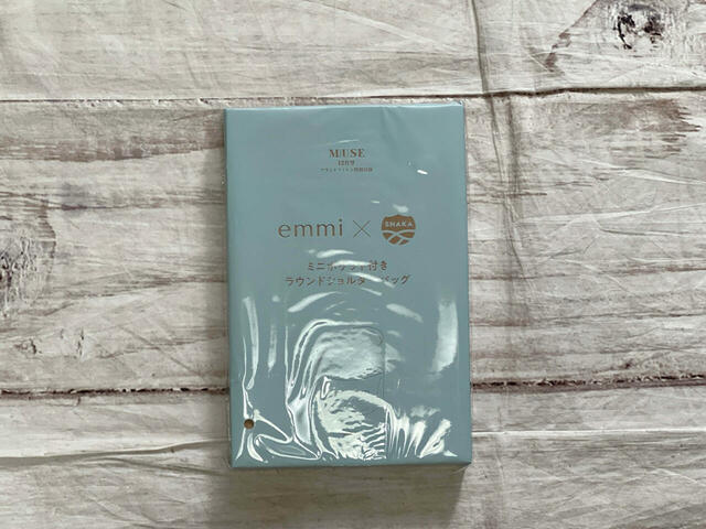 付録は『emmi×SHAKA（エミ×シャカ）ミニポケット付きラウンドショルダーバッグ』