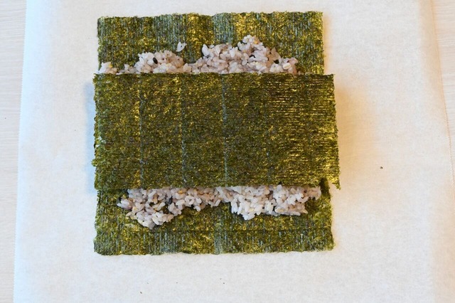 【雑巻きキンパ】半分に切った焼きのりを真ん中にのせる