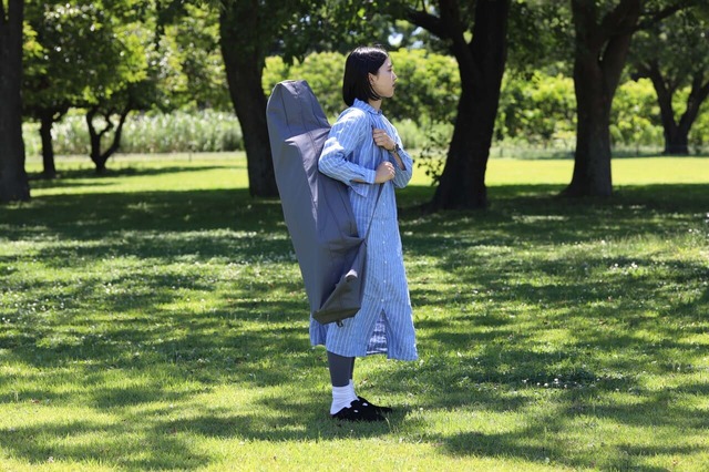 【QUICKCAMP リクライニングチェア】折りたたみタイプに比べて細長くコンパクトになるため、収納スペースをとらずに保管できます