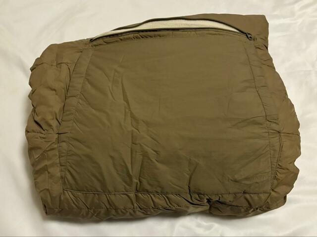 【ワークマン WEB限定 レディースディアテックスマルチウォームポンチョ】ポンチョ全体がポケットに入るように小さく畳んでいきます⇒