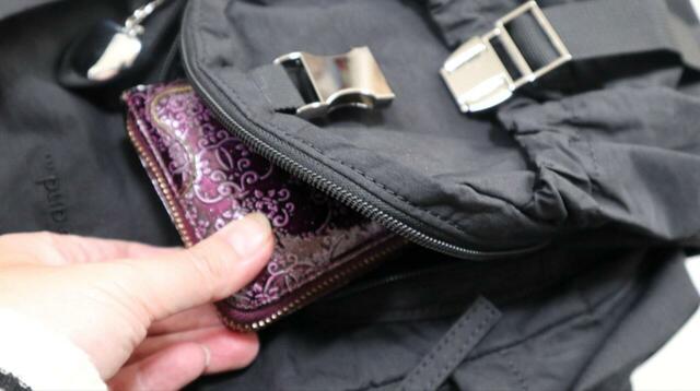 【niko and ... オリジナルギャザーライトデイパック】個人的に、フロントのファスナーポケットに長財布が縦方向に入るのがとても便利でした！