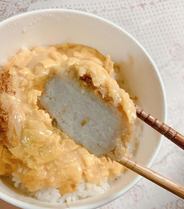 【ローソン「とろーりたまごの三元豚厚切りロースカツ丼」】厚切りで満足度が高いカツ