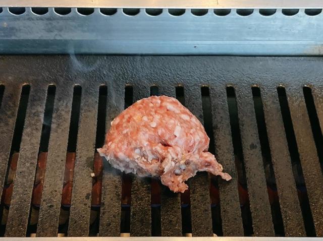 まずは中央で両面に軽く焼色が付くまで焼く