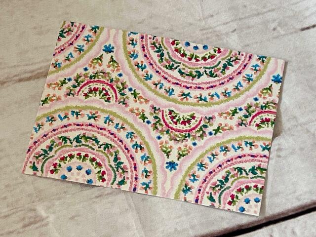 フェイラーの「PASSAGE SOURIRE（パサージュスリール）」。明るい日の光がそそぐガラス屋根のアーケードがモチーフ。笑顔が生まれる場所というコンセプトの素敵な柄です♪