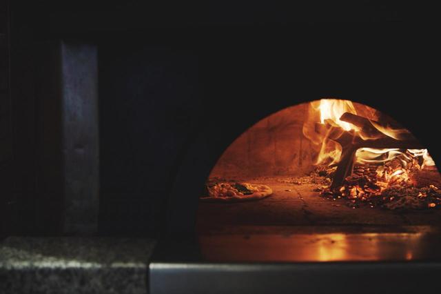 ピッツアを焼く薪窯／No.4