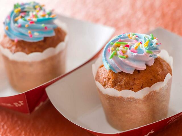 ストロベリーマフィン、スーベニアプレート付き 1,100円｜東京ディズニーリゾート40周年“ドリームゴーラウンド”グランドフィナーレ スーベニア付きメニュー｜発売日：2024年1月23日（火）｜販売店舗：東京ディズニーランド「トゥモローランド・テラス」、東京ディズニーシー「ザンビーニ・ブラザーズ・リストランテ」