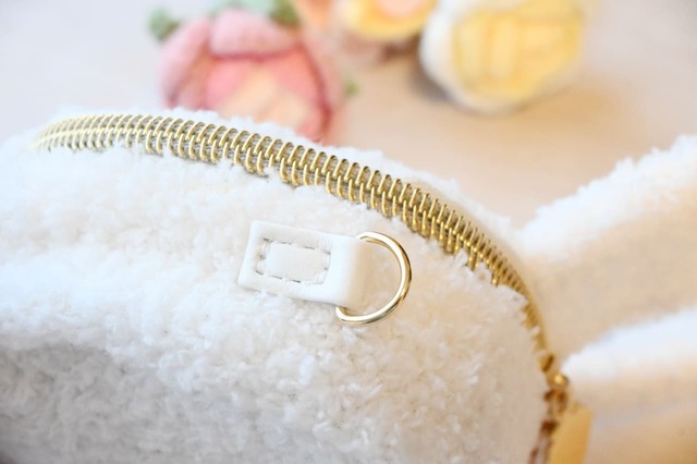 【「miffy いちごチャームの2WAYポーチ＆ショルダーバッグ BOOK」（宝島社）】ゴールドのDカン。2WAYポーチ＆ショルダーバッグとして使えます