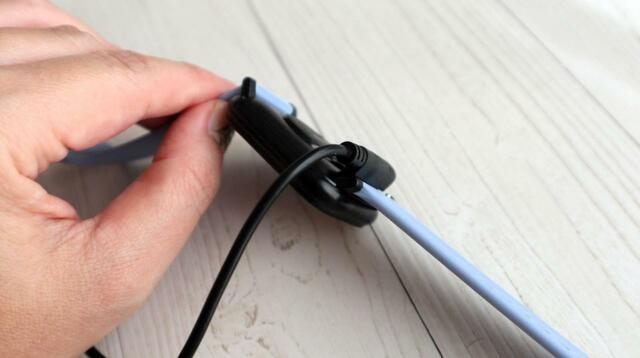 【3COINS デバイスバンドplus】充電コードは本体の裏面にマグネットで付けられます