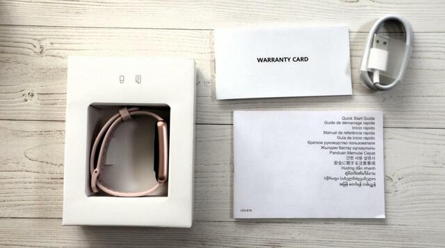 【HUAWEI Band 7】箱の中には時計本体と充電ケーブル、取扱説明書、保証書の4点が入っています