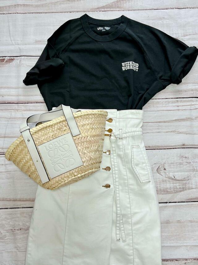 【UNIQLO（ユニクロ）レトロ ピーナッツ UT グラフィックTシャツ】スカートと合わせるときは袖をロールアップしても◎