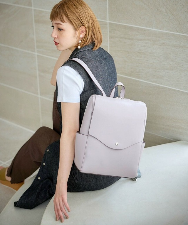 【かるいかばん】「縦型リュック」￥6,050（税込） 着用カラー：ラベンダー