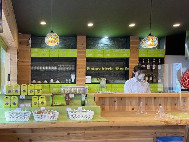 【Pistacchieria Cafe(ピスタチオ・カフェ)】きらさんがピスタチオ色の店内で出迎えてくれた