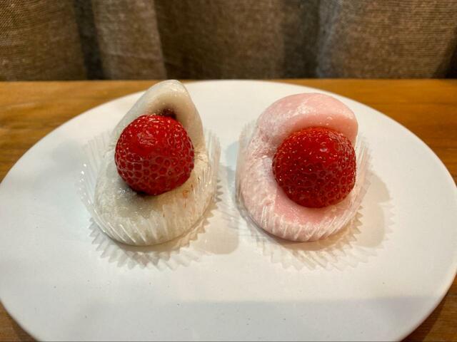 【シャトレーゼ　苺スイーツ】並べると紅白に。お祝い事にも