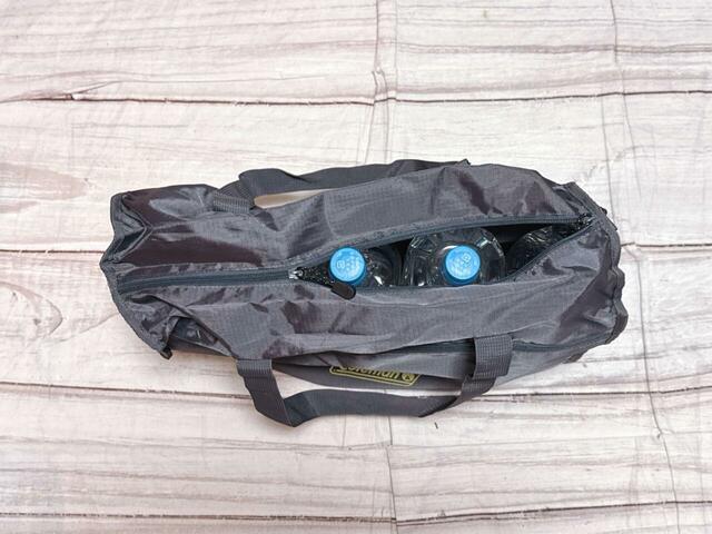 2Lペットボトルは4本収納でき、ファスナーもしっかり閉まります