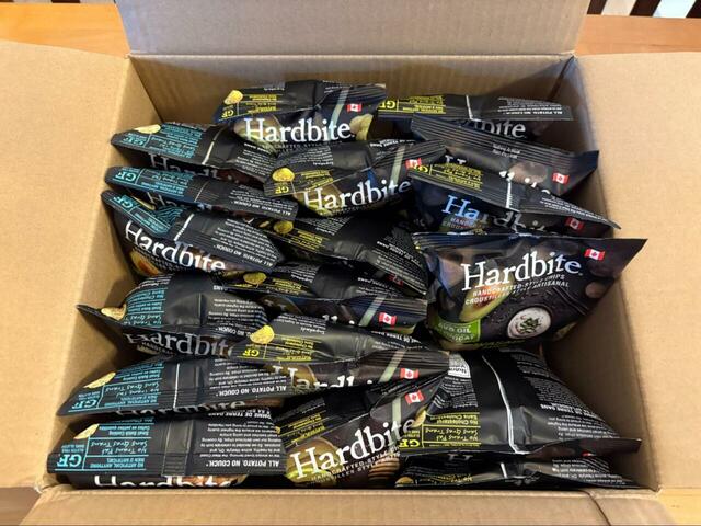 【コストコ ハードバイト アボカドオイル ポテトチップス 3種バラエティーボックス】箱を開けるとぎっしり詰まった小袋チップスが登場◎