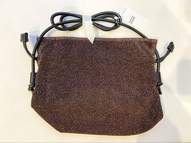 【ナノ・ユニバース ラメ巾着ショルダーバッグ】サイズは高さ26×幅24.5×マチ10cm。コンパクトな見た目ですが収納力あり！