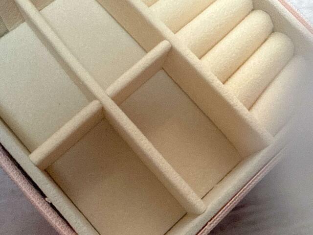 ベージュの別珍風の素材が高級感たっぷり