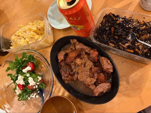 【コストコ 米久かがやき スパイシーカットステーキ】サラダやひじきと並べるだけで食卓が一気に豪華になり、缶ビールとの組み合わせも最高な夜ごはんが完成します◎