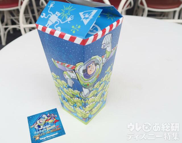 「バズ・ライトイヤーのアストロブラスター“コンプリート・ザ・ミッション! ”」ポップコーン　レギュラーボックスと配布シール