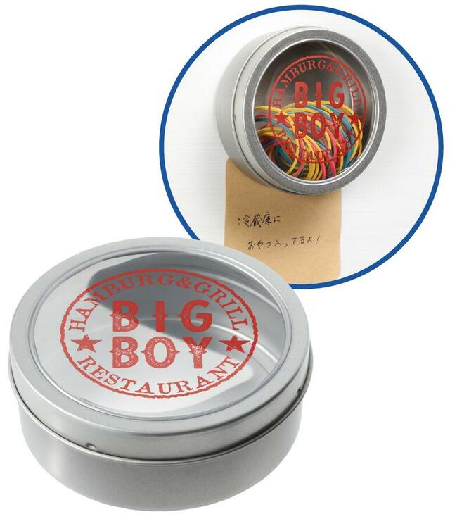 「窓付き缶ケース」＜サイズ：約直径90×H40mm＞【お食事券4,000円分付き！ビッグボーイマスコットキャラ“ボビーくん”のグッズ入り「冬の福袋2026」抽選予約スタート！】