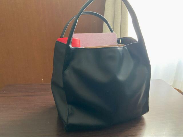 【GU（ジーユー） ライト＆ソフトレザータッチ2wayトートバッグ】通勤に必要なものを入れてみました