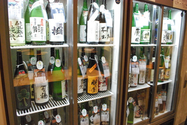「KURAND SAKE MARKET」潜入レポ／全ての日本酒に番号が振ってあるので、冷蔵庫へ行って飲んでみたい番号のお酒を台の上で注ぎます