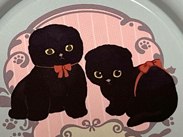 【mofusand サークルマルチトレイ2】くろにゃんの眼差しがたまらなくキュート！ウエストに赤いリボンを巻いている姿が愛らしいです♪