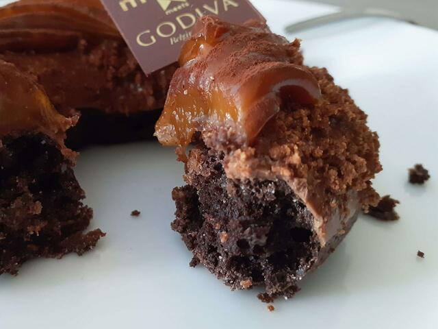 何層にもおいしさが重なる。クリームキャラメルショコラ  テイクアウト324円  イートイン330円【misdo mees GODIVA プレミアムショコラコレクション】