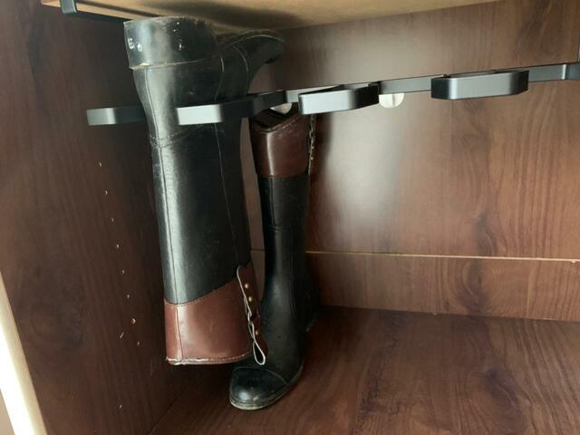 【山崎実業 下駄箱中長靴＆ブーツホルダー】長靴やブーツを互い違いにしまえて省スペース！