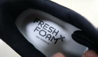 【ニューバランス Walking Fresh Foam X 880 v7】中敷きは高い弾力性のあるクッションで、踏み込むたびに弾むような感覚があります 