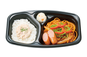 ツナマヨネーズごはんナポリタン弁当:540円(税込)西日本店舗での仕様と価格になっています。一部、店舗によって金額が異なります。