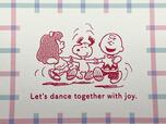 スヌーピーとチャーリー・ブラウン、エミリーが仲良くダンスしているデザイン♪