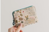 【印傳屋×フレデリック】絵本作品 9ポーチ［Beige×Frederick］10,560円／手のひらに収まる、小型ポーチ