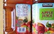 【コストコ カークランドシグネチャー アップルジュース 3.78L×2本 2280円】原材料はリンゴのみ。ボトル背面は持ち手になっている