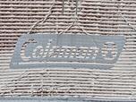 フロントにはグレーカラーの「Coleman」ロゴプリント入り！