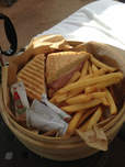 パニーニとフレンチフライ結構ボリュームあります/オフ・ザ・フックでオーダー出来ます。