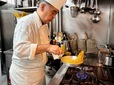 【ヴィラッツァ ドゥエ】長年各地のホテルサンルートの厨房を守ってきた鈴木慶弘さんが野菜料理やパスタを作っています