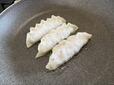 【コストコ bibigo 王マンドゥ 肉＆野菜】油をひいたフライパンに、凍った餃子を並べます！